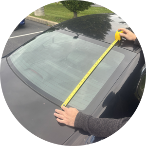 Measuring the height and contour of a vehicle rear window with a flexible tape measure